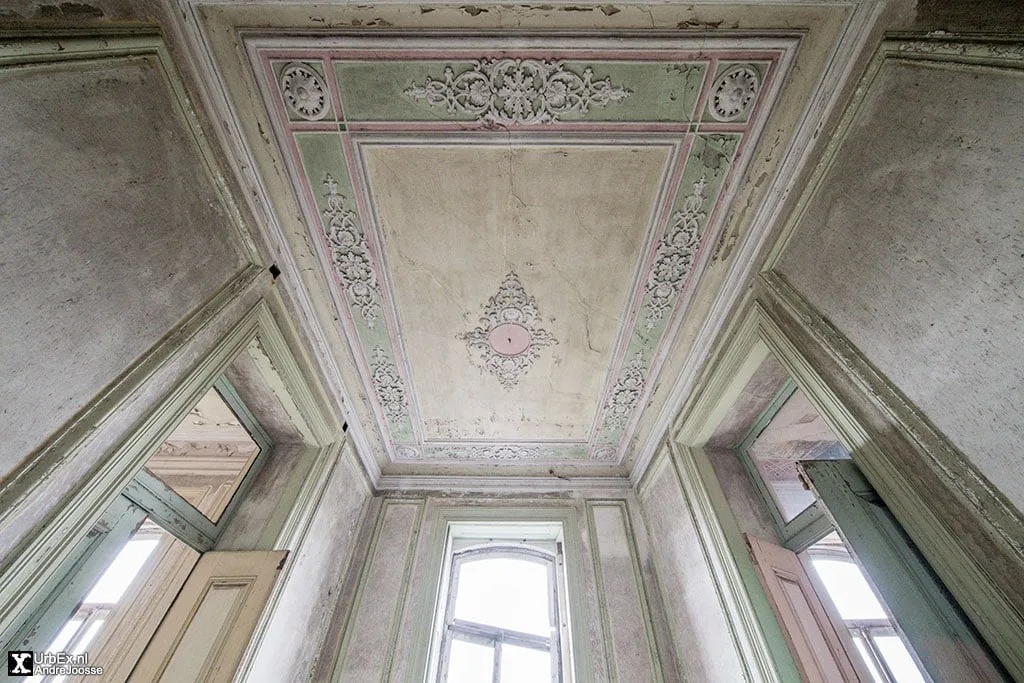 Um palácio deslumbrante, mas completamente abandonado Um palácio deslumbrante, mas completamente abandonado