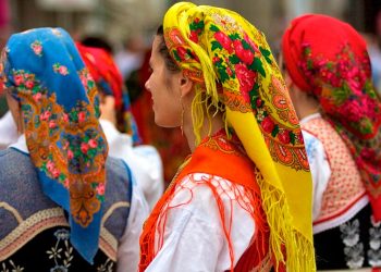 A aldeia da Indonésia onde se canta em Português e se dança o Vira