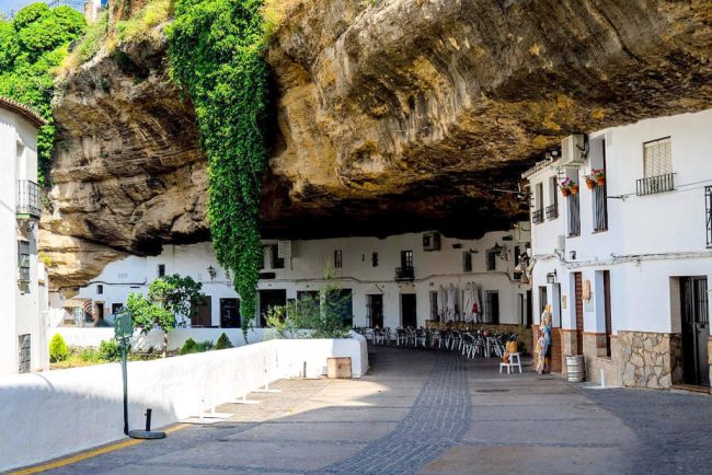 10 fascinantes cidades subterrâneas abertas ao público 7. Setenil de las Bodegas (Espanha)