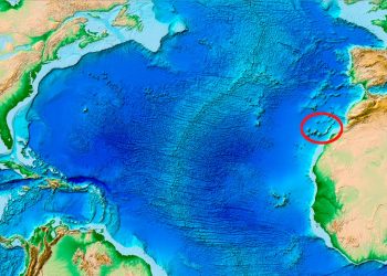Ilustração de um mega tsunami no Atlântico originado nas Canárias, com ondas gigantes aproximando-se da costa portuguesa