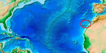Ilustração de um mega tsunami no Atlântico originado nas Canárias, com ondas gigantes aproximando-se da costa portuguesa