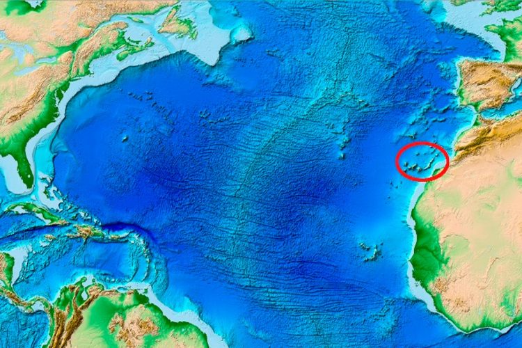 Ilustração de um mega tsunami no Atlântico originado nas Canárias, com ondas gigantes aproximando-se da costa portuguesa