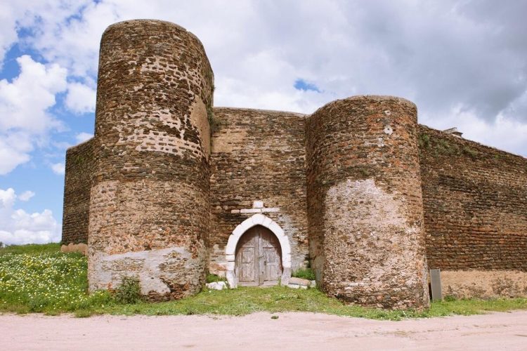 Castelo de Veiros: um tesouro esquecido e abandonado no coração do Alentejo