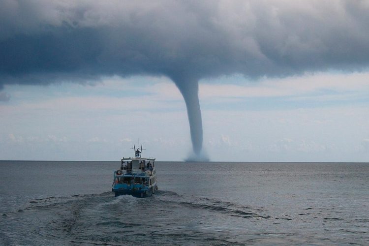 Tromba de água avistada em praia do Algarve (vídeo)