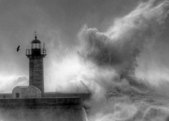 Alerta laranja! Rajadas até 117 km/h e ondas até 13 metros