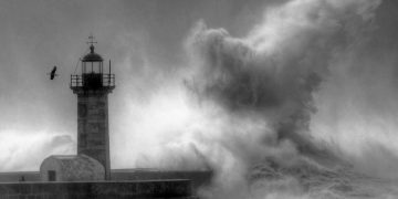 Alerta laranja! Rajadas até 117 km/h e ondas até 13 metros