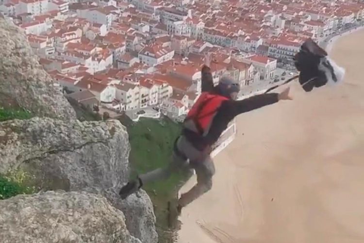 Idoso de 70 anos salta de falésia na Nazaré Idoso de 70 anos salta de falésia na Nazaré
