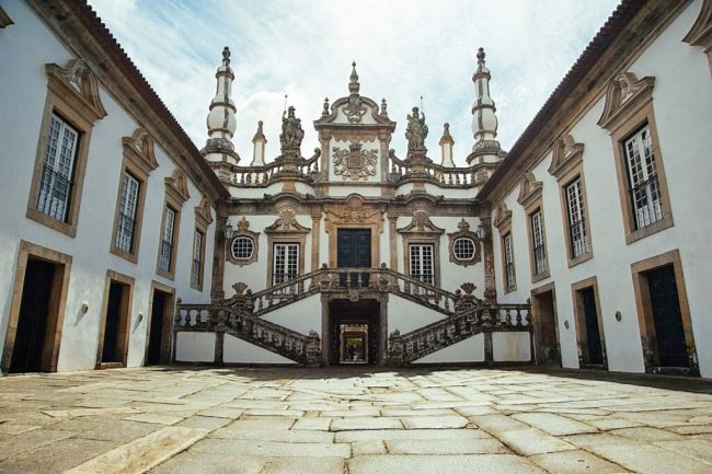 A Maldição do Palácio de Mateus: fantasmas e tragédias familiares numa das quintas mais belas de Portugal A Maldição do Palácio de Mateus: fantasmas e tragédias familiares numa das quintas mais belas de Portugal