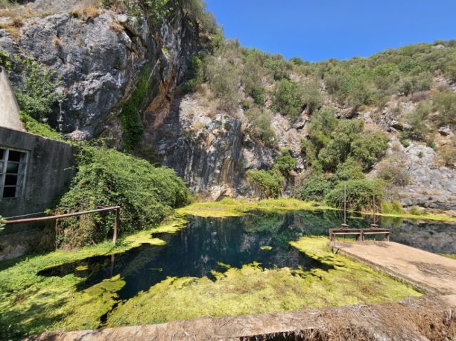 Rio Almonda e a gruta da nascente: um rio de vida e um tesouro subterrâneo Rio Almonda e a gruta da nascente: um rio de vida e um tesouro subterrâneo