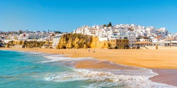 Turistas, atenção! Em Albufeira, andar sem roupa pode custar caro!