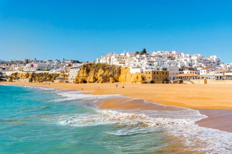 Turistas, atenção! Em Albufeira, andar sem roupa pode custar caro!