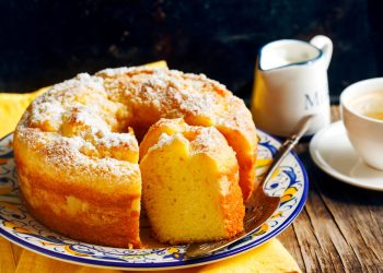 Bolo de iogurte e limão húmido e fofo. O sabor é único!