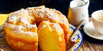 Bolo de iogurte e limão húmido e fofo. O sabor é único!