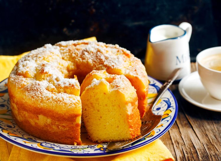 Bolo de iogurte e limão húmido e fofo. O sabor é único!