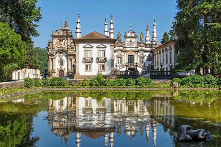 A Maldição do Palácio de Mateus: fantasmas e tragédias familiares numa das quintas mais belas de Portugal A Maldição do Palácio de Mateus: fantasmas e tragédias familiares numa das quintas mais belas de Portugal