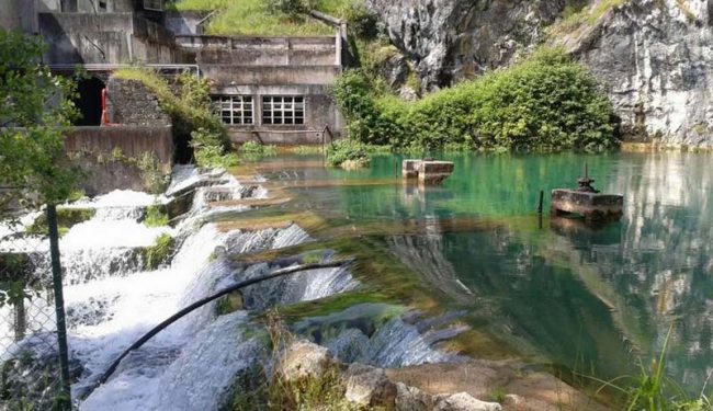 Rio Almonda e a gruta da nascente: um rio de vida e um tesouro subterrâneo Rio Almonda e a gruta da nascente: um rio de vida e um tesouro subterrâneo