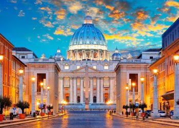 Qual é a diferença entre o ordenado de um cardeal do Vaticano e o salário mínimo em Portugal?