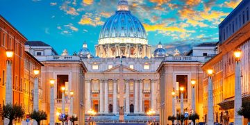 Qual é a diferença entre o ordenado de um cardeal do Vaticano e o salário mínimo em Portugal?