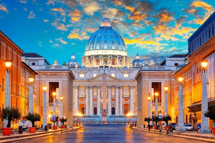 Qual é a diferença entre o ordenado de um cardeal do Vaticano e o salário mínimo em Portugal?