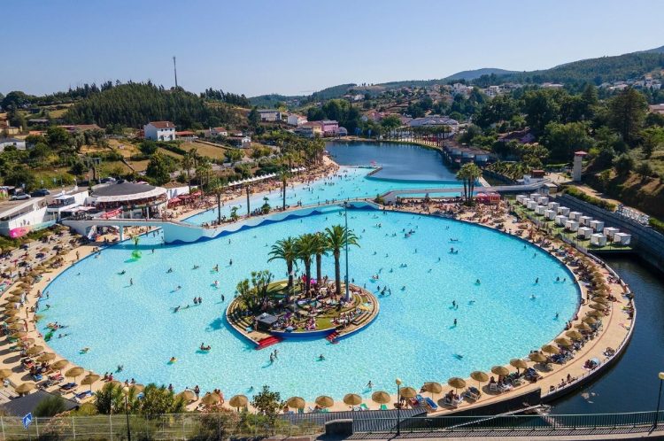 Praia das Rocas reabre a maior piscina de ondas de Portugal