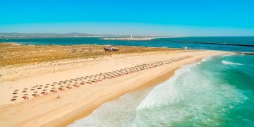 Descubra as 5 praias mais quentes do Algarve e mergulhe em águas irresistíveis