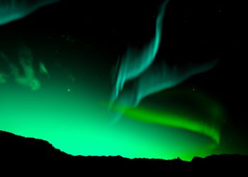 Tempestade solar histórica pode fazer auroras visíveis em Portugal — mas o risco também é real