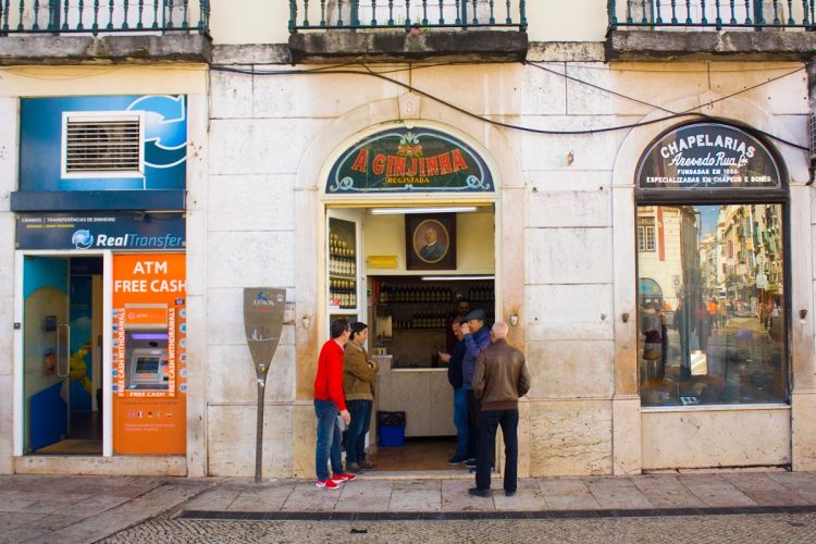 Ginjinha Sem Rival: A luta pela sobrevivência de uma lenda de Lisboa com mais de 135 anos