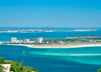 Entre Troia e Melides o sol sai barato, mas a sombra custa uma fortuna