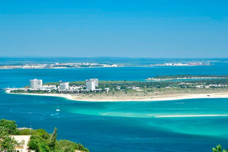 Entre Troia e Melides o sol sai barato, mas a sombra custa uma fortuna