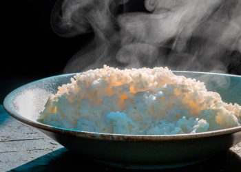 Os erros (quase) imperdoáveis que todos cometem ao cozinhar arroz