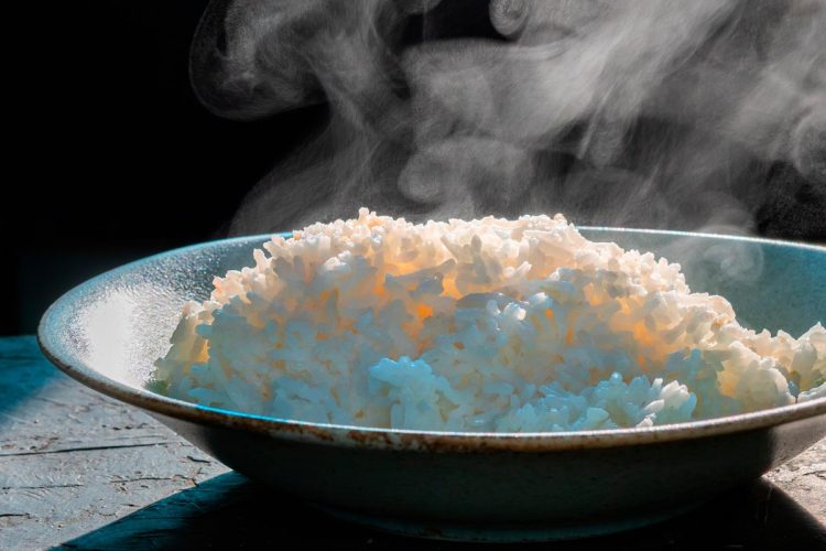 Os erros (quase) imperdoáveis que todos cometem ao cozinhar arroz