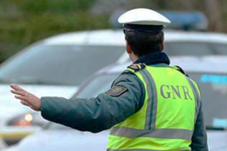 600€ e 4 pontos perdidos: multa pesada por um hábito comum ao volante