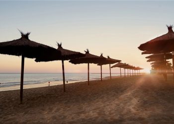 Fica no Algarve a praia mais quente de Portugal em julho! Descubra como chegar lá.