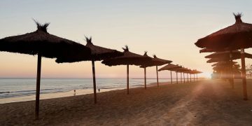 Fica no Algarve a praia mais quente de Portugal em julho! Descubra como chegar lá.