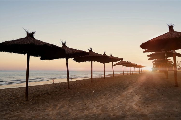 Fica no Algarve a praia mais quente de Portugal em julho! Descubra como chegar lá.