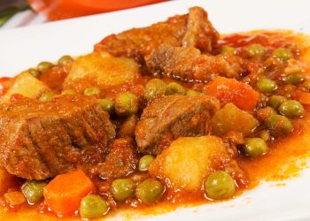 Carne estufada à moda antiga, cozinhada lentamente com batatas e cenouras, num molho rico e tradicional português.