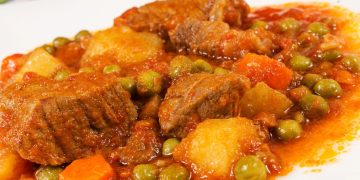 Carne estufada à moda antiga, cozinhada lentamente com batatas e cenouras, num molho rico e tradicional português.