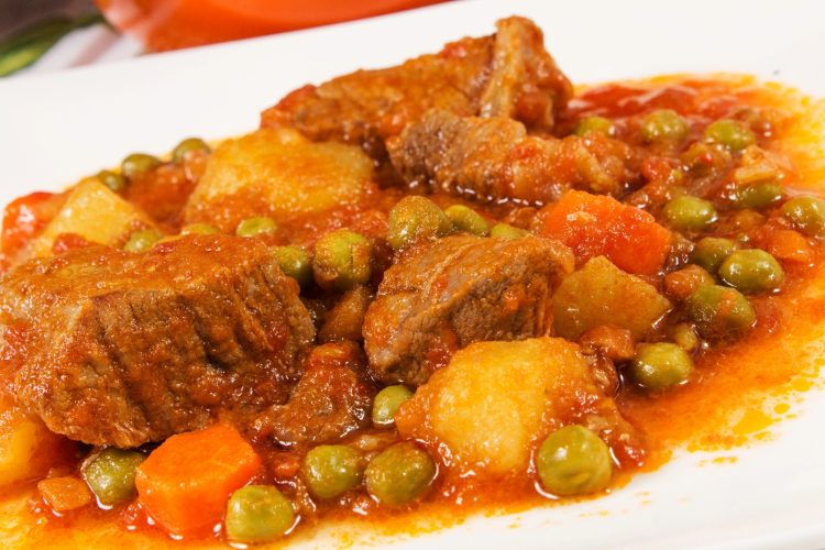 Carne estufada à moda antiga, cozinhada lentamente com batatas e cenouras, num molho rico e tradicional português.
