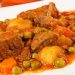 Carne estufada à moda antiga, cozinhada lentamente com batatas e cenouras, num molho rico e tradicional português.
