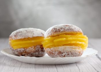 Não compre! Faça as suas Bolas de Berlim e leva-as para a praia