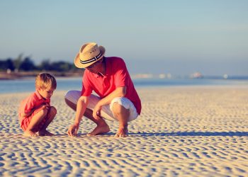 O gesto inocente que pode custar-lhe até 60 mil euros numa praia espanhola (e que muitos pais deixam passar)