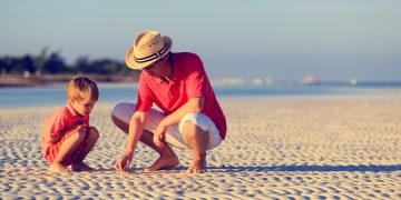 O gesto inocente que pode custar-lhe até 60 mil euros numa praia espanhola (e que muitos pais deixam passar)