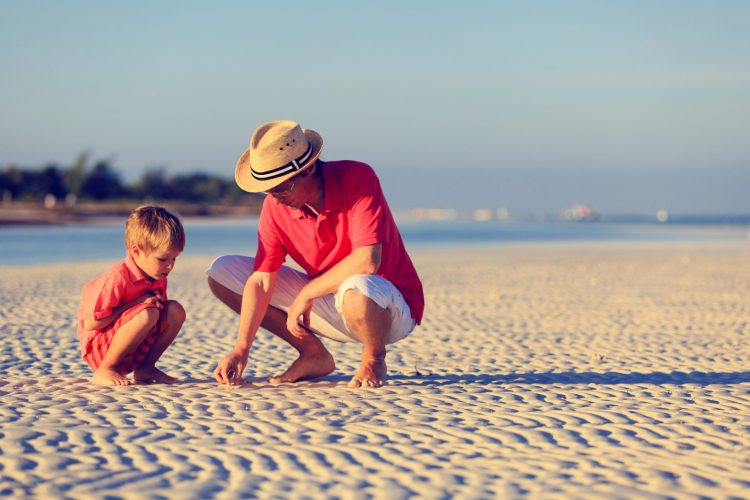O gesto inocente que pode custar-lhe até 60 mil euros numa praia espanhola (e que muitos pais deixam passar)