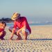 O gesto inocente que pode custar-lhe até 60 mil euros numa praia espanhola (e que muitos pais deixam passar)