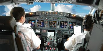 O que acontece se não ativar o modo avião? Piloto revela a verdade que ninguém conta