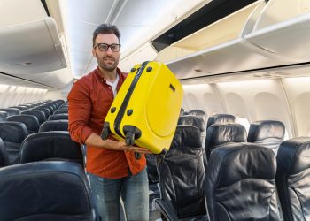 A nova regra da bagagem de mão gratuita na Europa: o que muda para si e porquê esta decisão está a gerar polémica