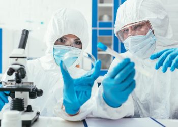 Nova variante da Covid-19 apresenta sintoma inesperado: o que deve saber sobre a Stratus