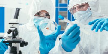 Nova variante da Covid-19 apresenta sintoma inesperado: o que deve saber sobre a Stratus