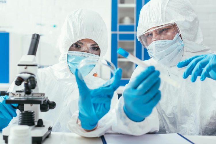 Nova variante da Covid-19 apresenta sintoma inesperado: o que deve saber sobre a Stratus