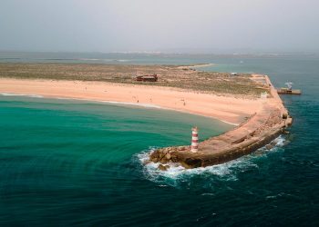 Ela veio, viu... e apaixonou-se! Jornalista estrangeira rendida à ilha deserta algarvia